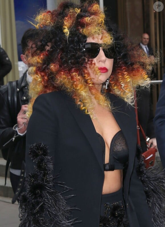 La chanteuse Lady Gaga fait un arrêt à la boutique Cartier prendant ses courses de noël à New York, le 2 décembre 2014. S