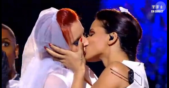 Shy'm embrassant une mariée à la fin de son interprétation de Et alors ? 14e NRJ Music Awards, le 26 janvier 2013, où elle a conservé sa couronne d'Artiste féminine francophone de l'année.