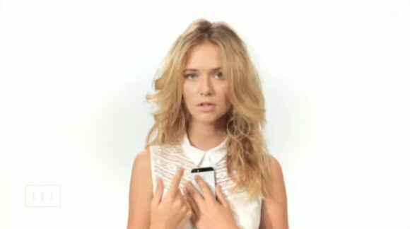 Raphaelle Dupire sexy dans la fausse pub pour l'iPhone 6, le 9 septembre 2014, dans le Grand Journal de Canal+