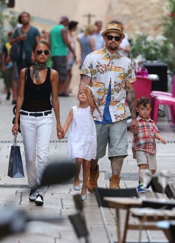 Nicole Richie, Joel Madden et leurs enfants Harlow et Sparrow se promènent dans les rues de Saint-Tropez, le 22 juillet 2013.