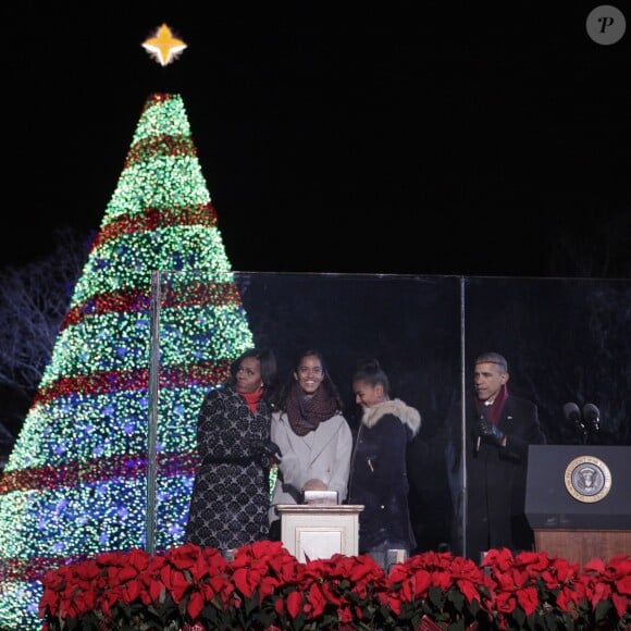Barack Obama a lancé les illuminations du sapin de la nation, à Washington, le 4 décembre 2014 avec sa femme Michelle et leurs fills Sasha et Malia