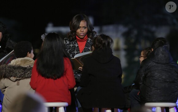 Michelle Obama lit un compte lors de la soirée de lancement des illuminations du sapin de la nation, à Washington, le 4 décembre 2014