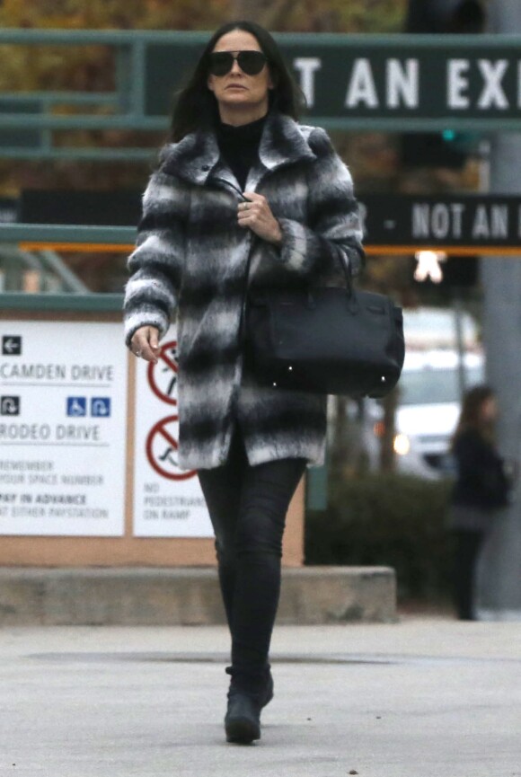 Exclusif - Demi Moore est allée déjeuner au "Panini Cafe" avec une amie à Beverly Hills, le 1er décembre 2014