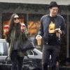 Exclusif - Demi Moore et son compagnon Sean Friday, sous la pluie, à la sortie d'un Starbucks à Los Angeles le 30 novembre 2014