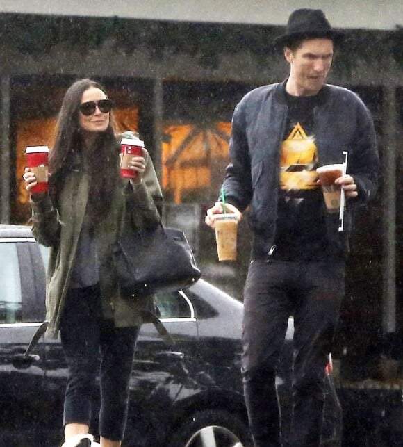 Exclusif - Demi Moore et son compagnon Sean Friday, sous la pluie, à la sortie d'un Starbucks à Los Angeles le 30 novembre 2014