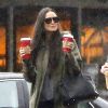 Exclusif - Demi Moore et son compagnon Sean Friday, sous la pluie, à la sortie d'un Starbucks à Los Angeles le 30 novembre 2014