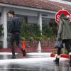 Exclusif - Demi Moore et son compagnon Sean Friday, sous la pluie, à la sortie d'un Starbucks à Los Angeles le 30 novembre 2014