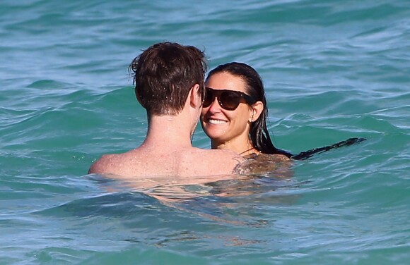 Exclusif - Demi Moore batifole dans l'eau avec son nouvel et jeune amoureux Sean Friday du groupe Dead Sara, à Cancun au Mexique le 30 décembre 2013