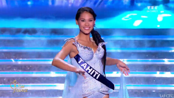 Miss Tahiti défile dans l'univers de la Reine des Neiges, lors de la cérémonie de Miss France 2015 sur TF1, le samedi 6 décembre 2014.