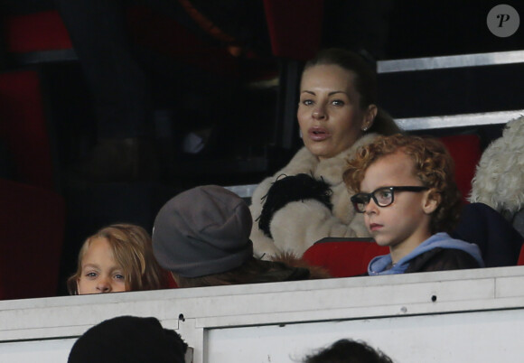 Helena Seger, avec ses enfants Maximilian et Vincent lors du match entre le PSG et le FC Nantes au Parc des Princes à Paris le 6 décembre 2014