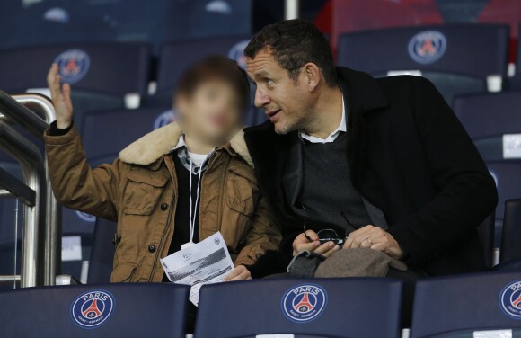 Dany Boon et son fils Eytan lors du match entre le PSG et Nantes le 6 décembre au Parc des Princes à Paris