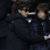 Maïwenn et son fils Diego lors du match entre le PSG et Nantes le 6 décembre au Parc des Princes à Paris