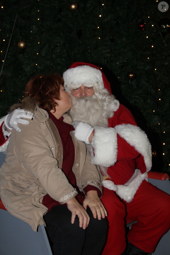 Véronique Genest embrasse le père Noël lors de l'inauguration du marché de Nöel sur le Parvis de la Défense, le 27 novembre 2014.