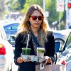 Jessica Alba achète des jus de fruits chez Whole Foods puis se rend à son bureau à Santa Monica, le 8 décembre 2014.