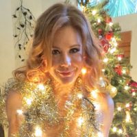 Maitland Ward (Amour, gloire et beauté), nue, se déguise en sapin de Noël sexy