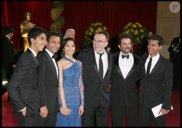 Dev Patel, Irrfan Khan, Freida Pinto, Danny Boyle, Anil Kapoor et Madhur Mittal lors de la cérémonie des Oscars 2009