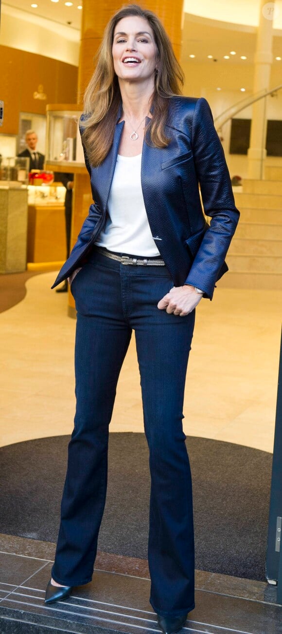 Cindy Crawford à la boutique Omega à Londres le 10 décembre 2014 