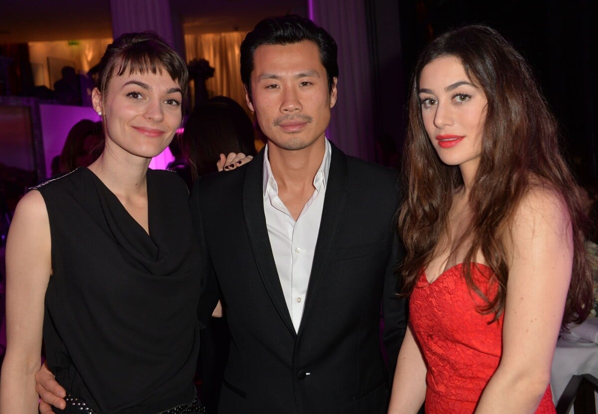 Photo Frédéric Chau, sa compagne Romane Portail et Fanny Valette lors du dîner de gala Photo Frédéric Chau, sa compagne Romane Portail et Fanny Valette lors du dîner de gala