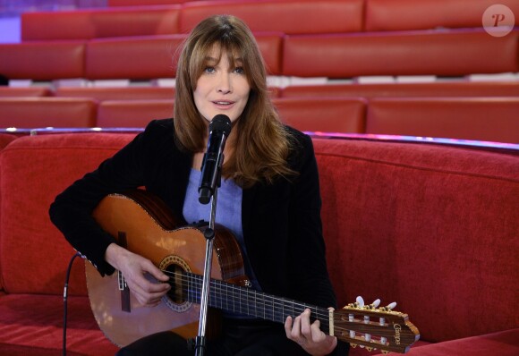Carla Bruni - Carla Bruni-Sarkozy lors de l'enregistrement de l'émission "Vivement Dimanche" (France 2)  à Paris le 10 décembre 2014.