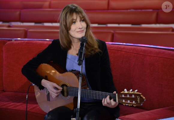 Carla Bruni - Enregistrement de l'émission "Vivement Dimanche" (France 2) à Paris le 10 décembre 2014.