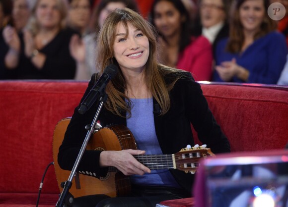 Carla Bruni - Carla Bruni-Sarkozy lors de l'enregistrement de l'émission "Vivement Dimanche" (France 2)  à Paris le 10 décembre 2014.