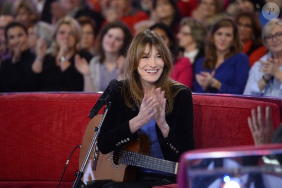 Carla Bruni - Carla Bruni-Sarkozy lors de l'enregistrement de l'émission "Vivement Dimanche" (France 2)  à Paris le 10 décembre 2014.