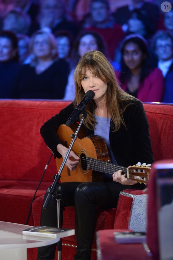 Carla Bruni - Carla Bruni-Sarkozy lors de l'enregistrement de l'émission "Vivement Dimanche" (France 2)  à Paris le 10 décembre 2014.