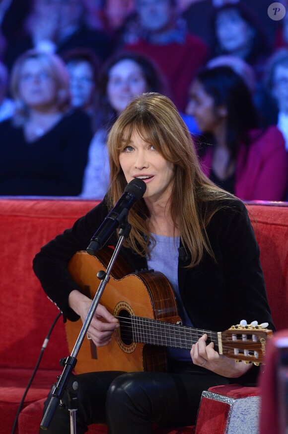 Carla Bruni - Carla Bruni-Sarkozy lors de l'enregistrement de l'émission "Vivement Dimanche" (France 2)  à Paris le 10 décembre 2014.