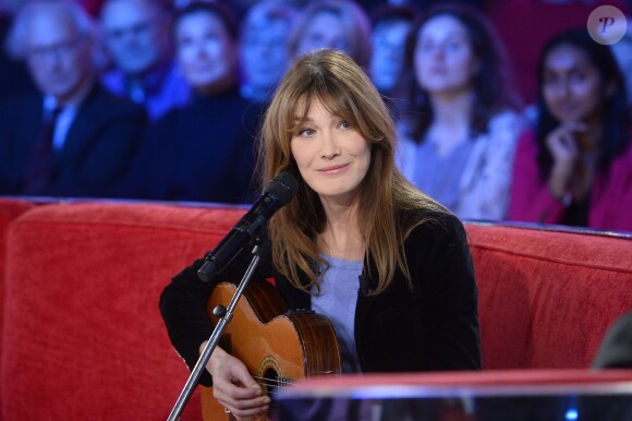 Carla Bruni - Carla Bruni-Sarkozy lors de l'enregistrement de l'émission "Vivement Dimanche" (France 2)  à Paris le 10 décembre 2014.
