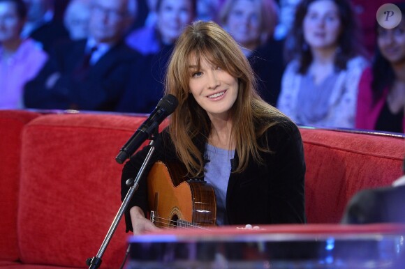Carla Bruni - Carla Bruni-Sarkozy lors de l'enregistrement de l'émission "Vivement Dimanche" (France 2)  à Paris le 10 décembre 2014.