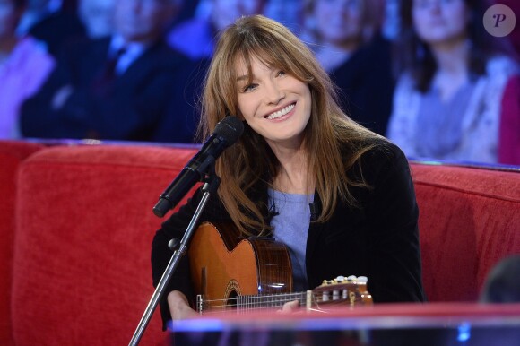 Carla Bruni - Carla Bruni-Sarkozy lors de l'enregistrement de l'émission "Vivement Dimanche" (France 2)  à Paris le 10 décembre 2014.