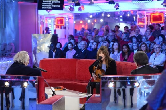 Carla Bruni - Carla Bruni-Sarkozy lors de l'enregistrement de l'émission "Vivement Dimanche" (France 2)  à Paris le 10 décembre 2014.