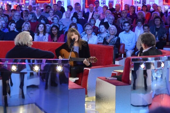 Carla Bruni - Carla Bruni-Sarkozy lors de l'enregistrement de l'émission "Vivement Dimanche" (France 2)  à Paris le 10 décembre 2014.