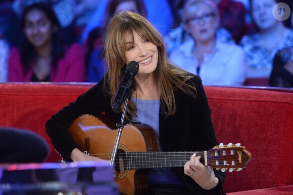Carla Bruni - Carla Bruni-Sarkozy lors de l'enregistrement de l'émission "Vivement Dimanche" (France 2)  à Paris le 10 décembre 2014.