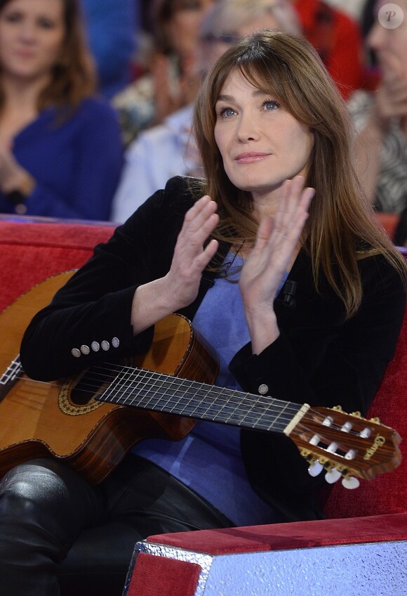 Carla Bruni - Carla Bruni-Sarkozy lors de l'enregistrement de l'émission "Vivement Dimanche" (France 2)  à Paris le 10 décembre 2014.