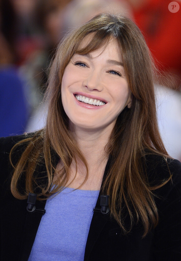 Carla Bruni - Carla Bruni-Sarkozy lors de l'enregistrement de l'émission "Vivement Dimanche" (France 2)  à Paris le 10 décembre 2014.