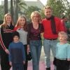 John Schneider, son épouse et ses enfants en 2000.