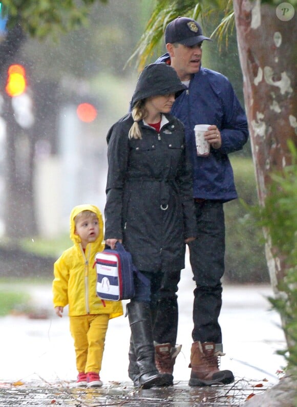 Exclusif - Malgré la pluie, Reese Witherspoon et son époux Jim Toth sont allés se promener avec leur fils Tennessee dans les rues de Santa Monica. Le 12 décembre 2014.