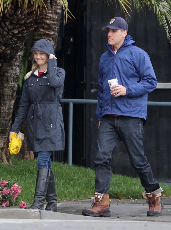 Exclusif - Malgré le mauvais temps, Reese Witherspoon et son mari Jim Toth sont allés se promener avec leur fils Tennessee dans les rues de Santa Monica. Le 12 décembre 2014.