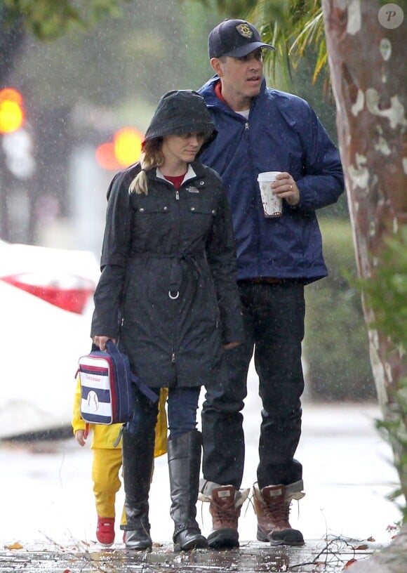 Exclusif - Malgré la pluie, Reese Witherspoon et Jim Toth sont allés se promener avec leur fils Tennessee dans les rues de Santa Monica. Le 12 décembre 2014.