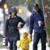 Exclusif - Malgré la pluie, Reese Witherspoon et son mari Jim Toth sont allés se promener avec leur fils Tennessee dans les rues de Santa Monica. Le 12 décembre 2014.