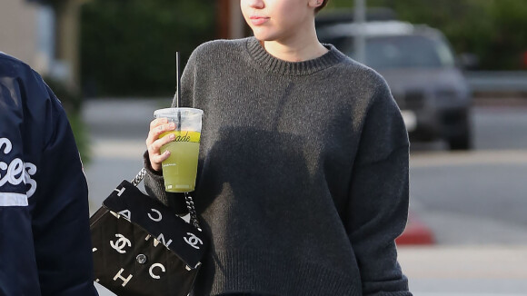 Miley Cyrus : Sortie de l'hôpital elle arbore un gros bandage au bras gauche