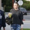 Exclusif - Miley Cyrus, qui porte un bandage au bras gauche, va déjeuner au restaurant avec un ami à Toluca Lake, le 14 décembre 2014.  For Germany call for price Exclusive - Miley Cyrus out for lunch with a friend at Lemonade in Toluca Lake, California on December 14, 2014. Miley could be seen with a bandage on her left hand.14/12/2014 - Toluka Lake