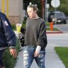 Exclusif - Miley Cyrus, qui porte un bandage au bras gauche, va déjeuner au restaurant avec un ami à Toluca Lake, le 14 décembre 2014.  For Germany call for price Exclusive - Miley Cyrus out for lunch with a friend at Lemonade in Toluca Lake, California on December 14, 2014. Miley could be seen with a bandage on her left hand.14/12/2014 - Toluka Lake