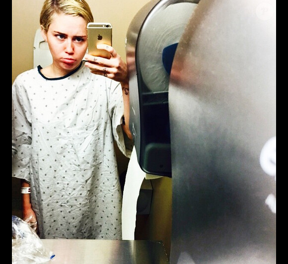 Miley Cyrus à l'hôpital pour une opération du poignet le 12 décembre 2014