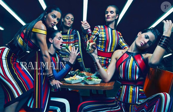 Adriana Lima, Crista Cober, Joan Smalls, Rosie Huntington-Whiteley et Isabeli Fontana sont les stars de la campagne printemps-été 2015 de Balmain. Photo par Mario Sorrenti.