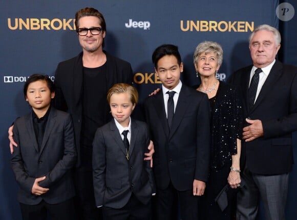 Brad Pitt avec ses enfants Pax Thien Jolie-Pitt, Shiloh Nouvel Jolie-Pitt et Maddox Jolie-Pitt, accompagné de Jane Pitt et William Pitt lors de la première d'Invincible au TCL Chinese Theatre à Los Angeles, le 15 décembre 2015.