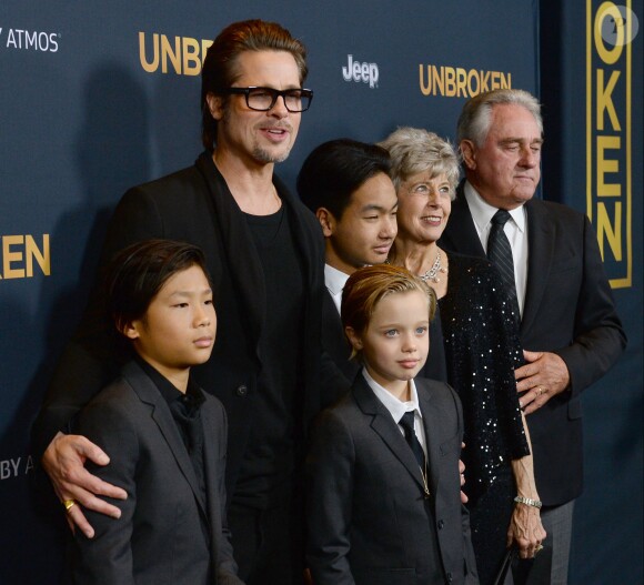 Brad Pitt avec ses enfants Pax Thien Jolie-Pitt, Shiloh Nouvel Jolie-Pitt et Maddox Jolie-Pitt, accompagné des parents de Brad, Jane Pitt et William Pitt, lors de la première d'Invincible au TCL Chinese Theatre à Los Angeles, le 15 décembre 2015.