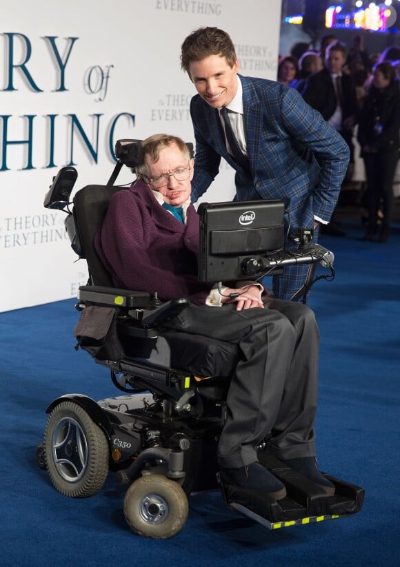 Eddie Redmayne, Stephen Hawking - Première du film "Une merveilleuse histoire du temps" à Londres le 9 décembre 2014.