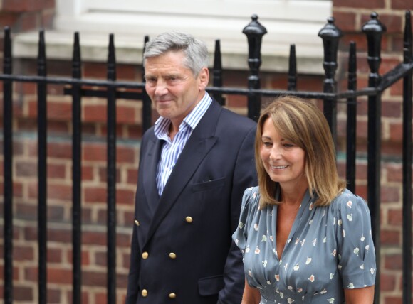 Carole et Michael Middleton à la maternité de l'hôpital St Mary à Londres le 23 juillet 2013